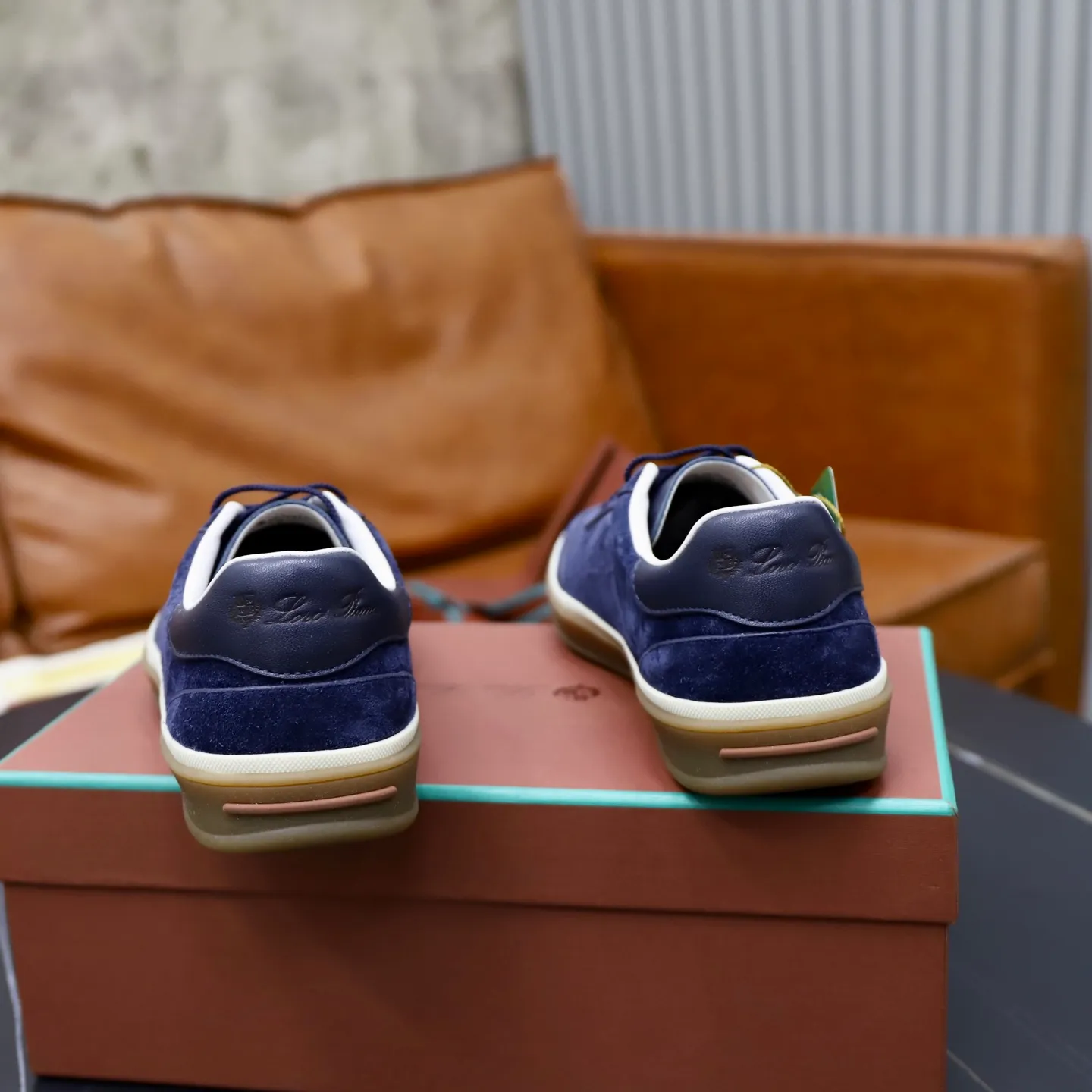 Ex-factory price: 560💰Loro Riana men’s moral training sneakers! Made from high-quality materials and designed in a low-cut silhouette, it offers an elegant and stylish look that's suitable for year-round wear. The unique double-layer sole aesthetic design, caramel cup-shaped outsole is decorated with off-white rubber trim, creating an attractive color combination. Pair with tailored pieces or jeans for a sophisticated yet casual look. The heel is decorated with soft cow leather tongue with Kummel color inserts and cotton laces with embossed LP logo. Upper: cow split suede. Lining: original thickened soft sheepskin. Size: 38-39-40-41-42-43-44 (customized in 45.46)